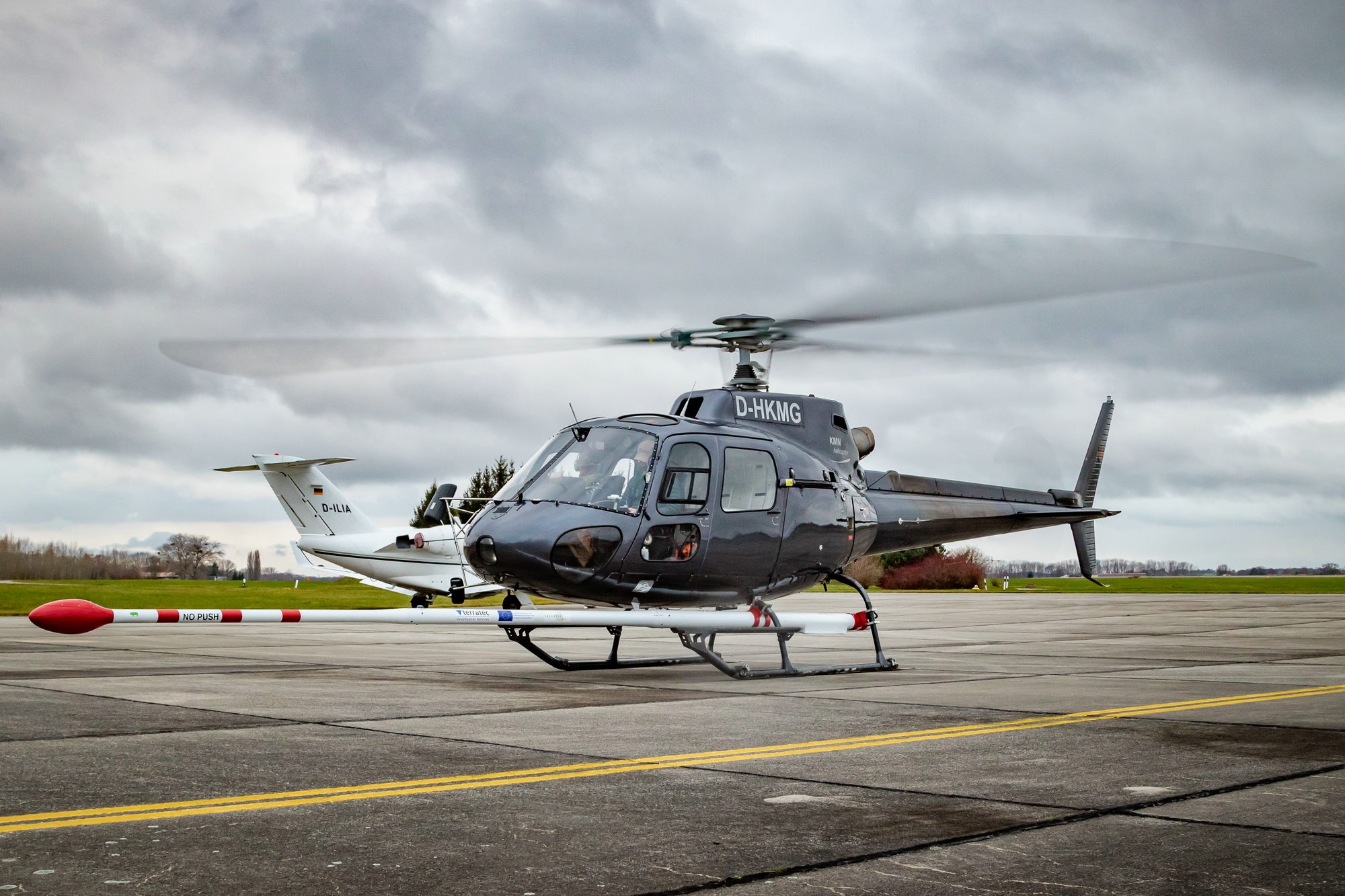 Helicopter with noseboom stinger